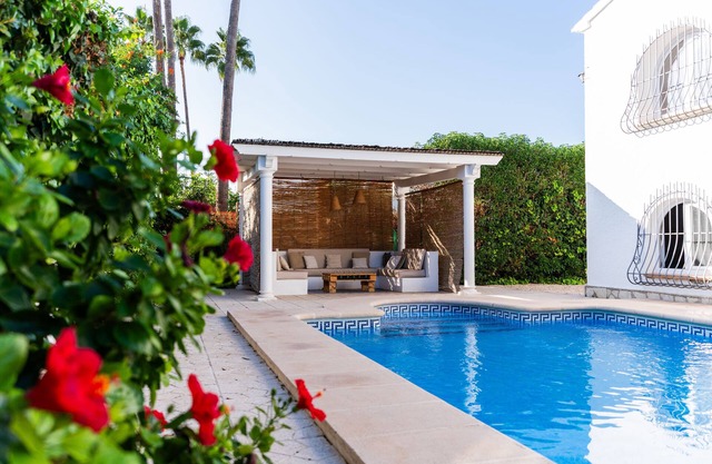 Close to the beach, bars & restaurants, large swimming pool that can be heated