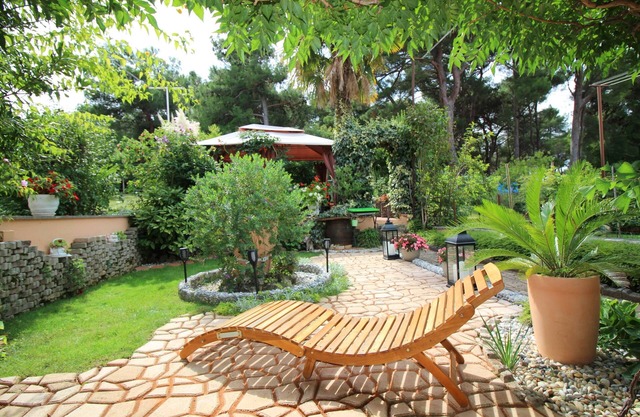 Close to the beach, garden with jacuzzi, barbecue and loungers