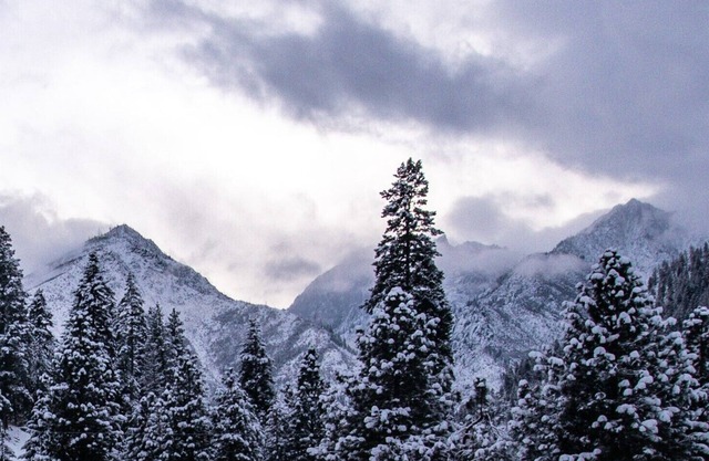 Close to town! Enchantment Mtn Views! Private hot tub!