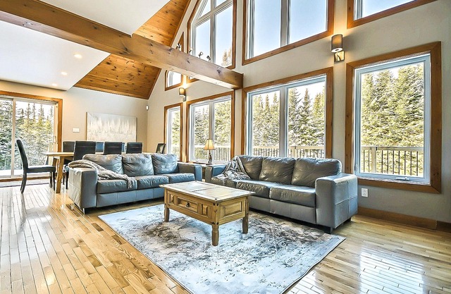 CLOSE to Tremblant’s North Side lifts, WELL LOCATED, with Hot Tub, Private!