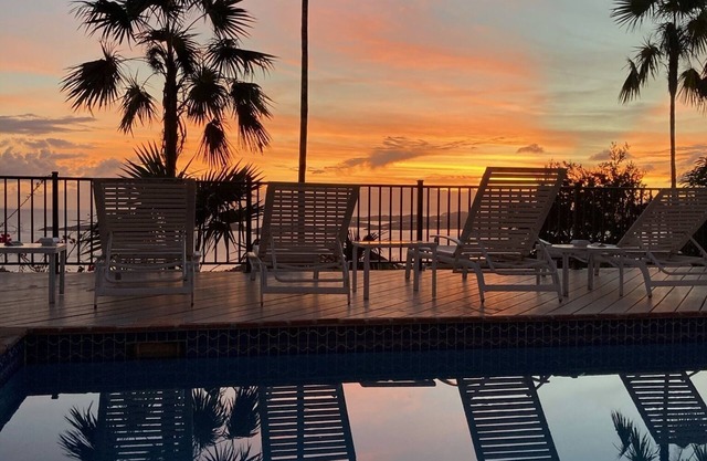 Cloud Nine! Spectacular Sunsets, Privacy, Pool, Spa, AC, near town & beaches