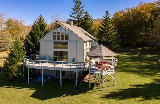 CM05-Sweeping Views! Private Pond, Hot tub!
