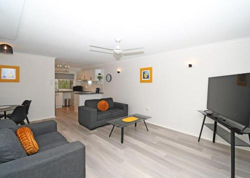 Coast Spacious Two Bedroom 1 Bathroom Apartment