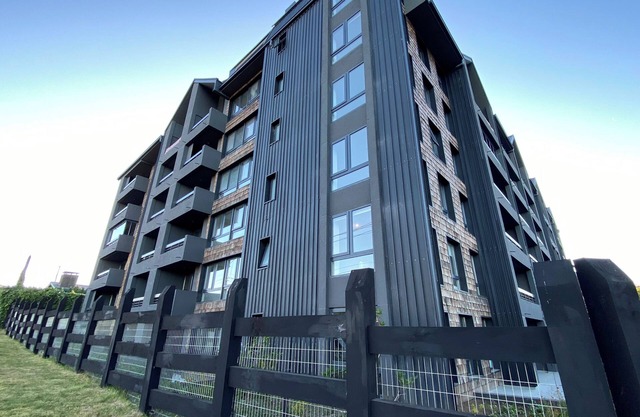 Coastal apartment with lake view, heated swimming pool and jacuzzi