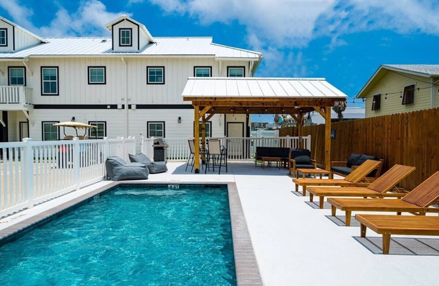 Coastal Chic Villa #4 - Comfortable King Beds