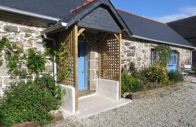 Coastal cottage with heated pool and gardens, 10 mins to beach
