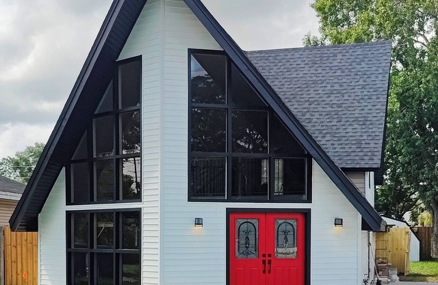 Coastal family gaming retreat with pool table, hot tub, arcades - pet welcomen