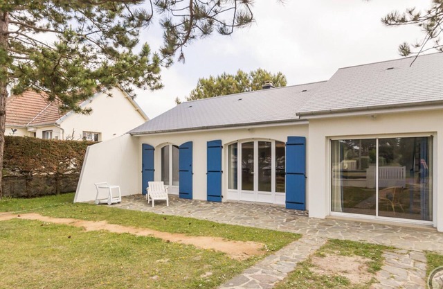 Coastal Getaway: Charming One-Story Villa, Terrace, Air Conditioning, Close to Beach