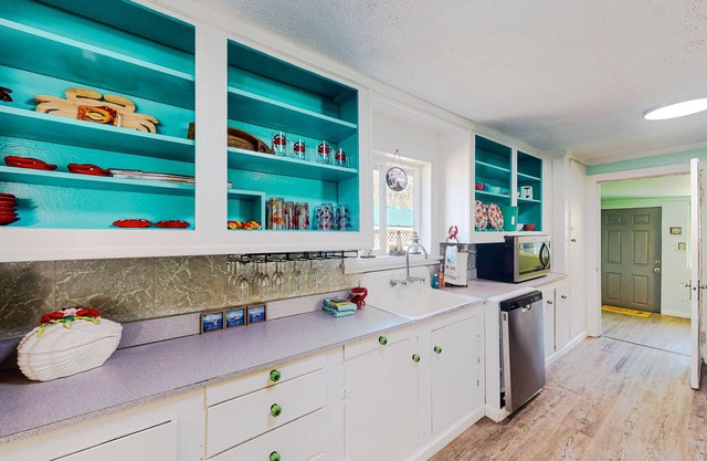 Coastal home with an enclosed yard, hot tub, grill, fireplace, and W/D - dogs ok