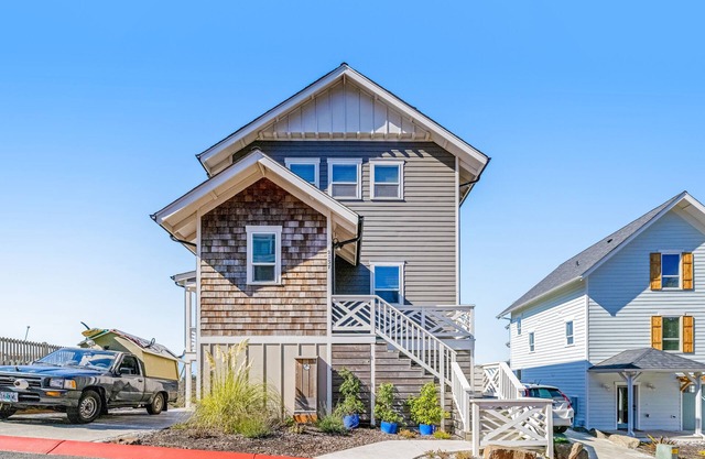 Coastal Oasis Near the Beach & Town W/Private Hot Tub, Fast WiFi & Ocean Views