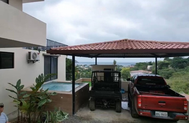 Coastal Villa Retreat with Private Jacuzzi & Garage Near Isla de la Plata