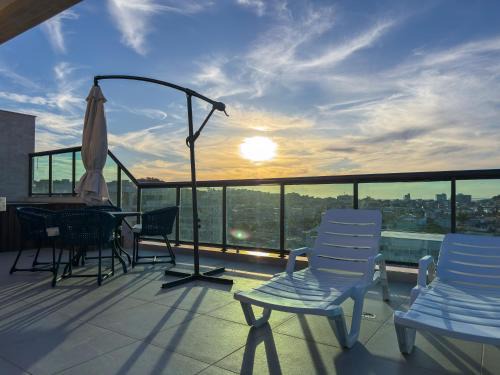 Cobertura 3 Suítes com Piscina e Churrasqueira Privativas, VISTA MAR e Pôr do Sol - 50m da Praia, Condomínio com Sauna e Academia