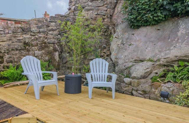 COCKLE BAY COTTAGE, pet friendly, country holiday cottage in Heysham