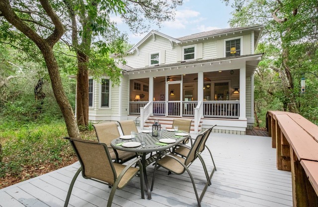 Colonel's Cottage is a charming and spacious Maritime Forest retreat!