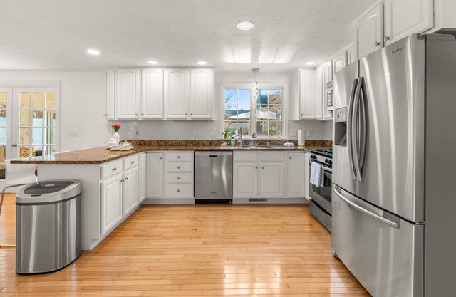 “Colonial Vacation Home w/Private Pool, fire pit and spacious backyard”