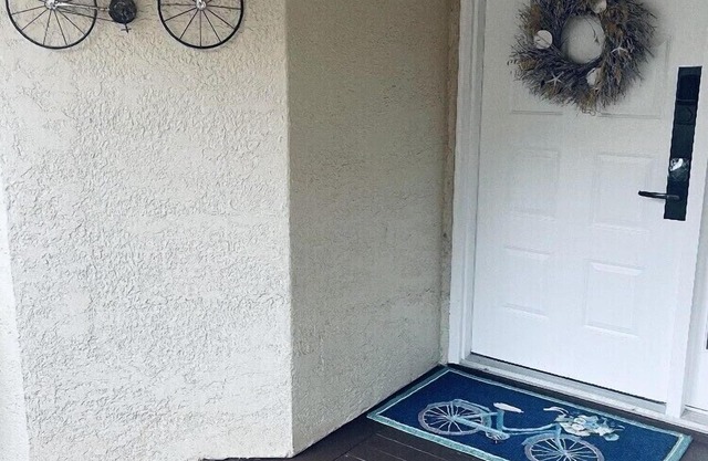 Colonnade Club, 2 bed-2 bath-Super clean, Short walk to the Beach-by Owner!