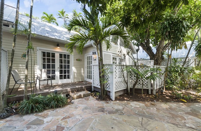 Colony Sunset- Bright and airy cottage in the heart of old town Key West