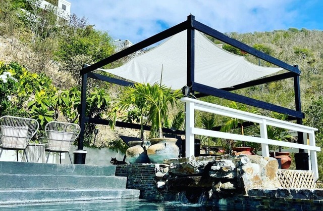 Colorful Caribbean Cottage King Bed, Pool, Lush Garden Views