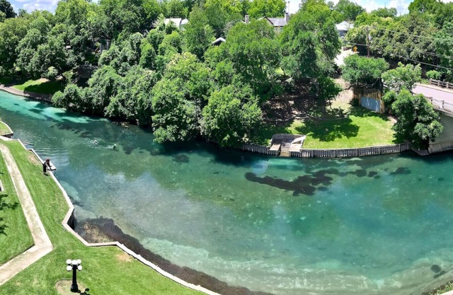 Comal River Retreat | WiFi | Sleeps 8 | Pool