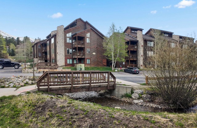 Combined 7BR Condo Escape, Walk to Main St & Lift