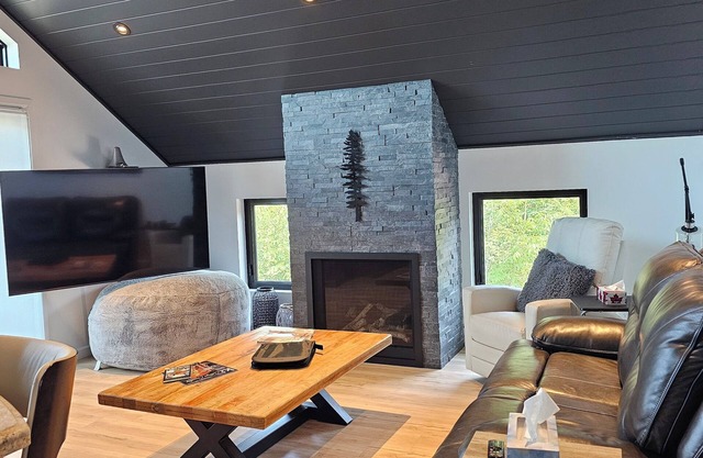 Come See the Fall Colors n2 Bedroom Executive Apartment in Utterson