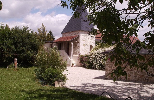 Comfortable 15th-century house with private fishing pond and swimming pool in wooded grounds