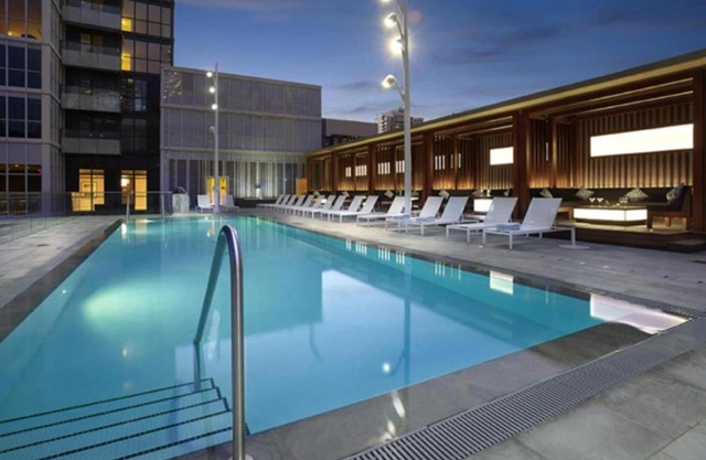 Comfort 300 Front Suites near Rogers Centre & Free Parking