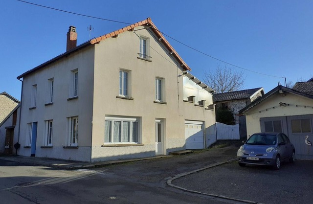 Comfort and Charm in Ferrières: 5-bedroom Cottage, Terrace, Pets Welcome