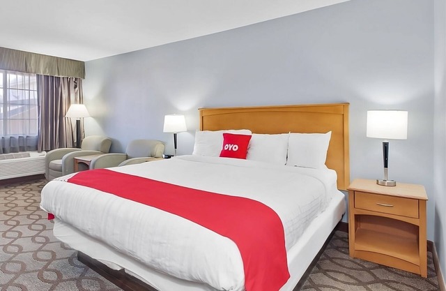 Comfort and Convenience! Free Parking, Onsite Pool, Close to Community Park