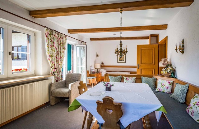 Comfort apartment 60 sqm, incl. Breakfast and daily Cleaning service with south-facing balcony