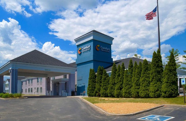 Comfort Inn & Suites NW Milwaukee