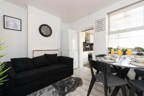 Comfort Meets Style, 4-Bedroom Home with All Essentials, Croydon, Sleeps 8! Contractor Friendly!