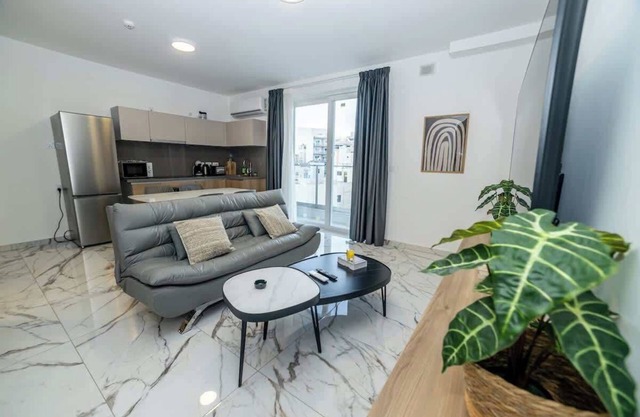 Comfort Stay 1-Bedroom Apartment – by HostMT