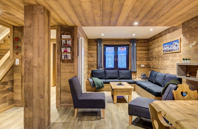 Comfortable chalet near slopes, sleeps 10, pet-friendly, WiFi
