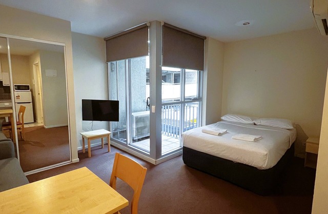 Comfortable 1-Bedroom Apartment in CBD | Walk to Markets, Shops & Cafes