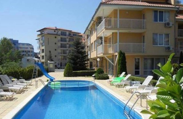 Comfortable 2 bedroom fully futnished apartment with terrace. 5 min from beach!