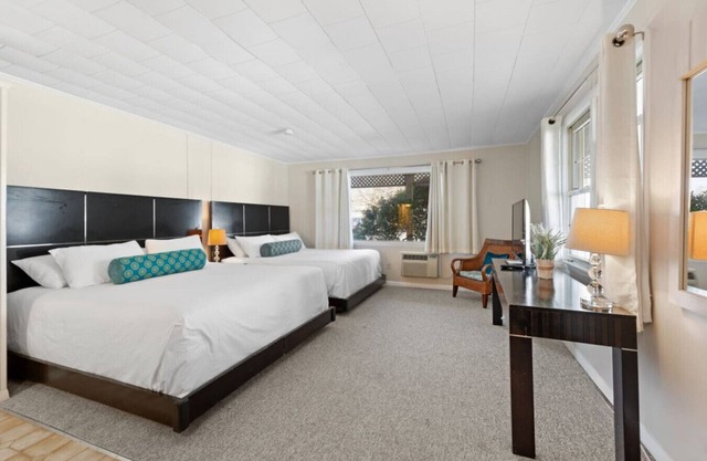 Comfortable 2 Queen Beds – Sleeps 4 (302)