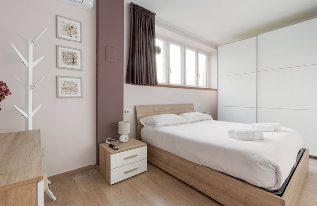 Comfortable and modern 45sqm apartment, able to comfortably accommodate up to 4 people, located in the basement of a building WITHOUT a lift (steps to access it). The apartment is located in a strategic position, just a 5-minute walk from the Affori st