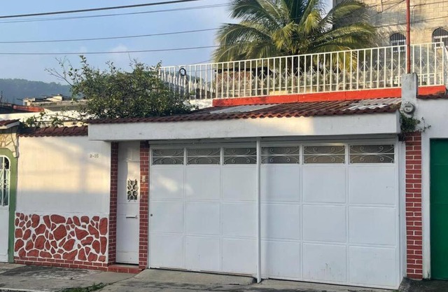 comfortable and spacious house with garage