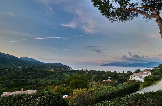 Comfortable apartment (approx. 60 sqm) with views of the sea and the mountains