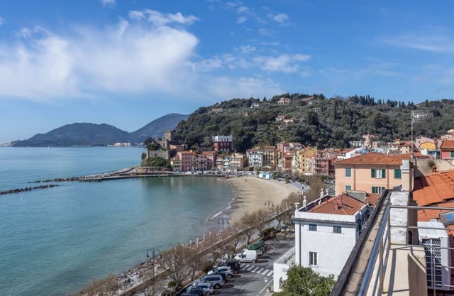 Comfortable apartment of approximately 64 m2, able to accommodate up to 4 people, located on the fourth floor of a building without a lift. The accommodation is located in an area full of all services and boasts a wonderful view of the San Terenzo beach.