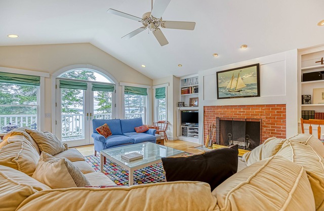 Comfortable bayfront home with beautiful views, large deck & on-site tennis