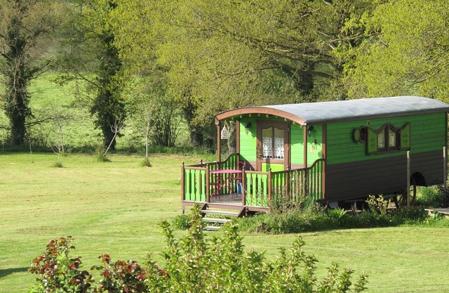 Comfortable caravan at Ferme de Trénube between Rennes and Brocéliande