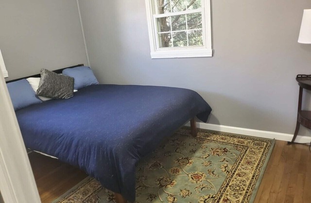 Comfortable Cozy Walk to CAMC King WiFi Remodeled