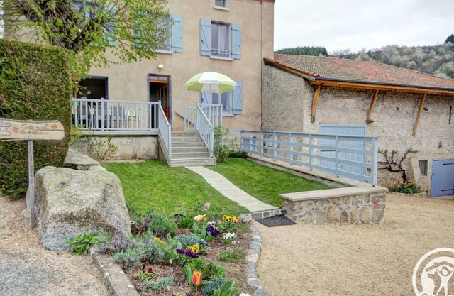 Comfortable family cottage with terrace near Roanne