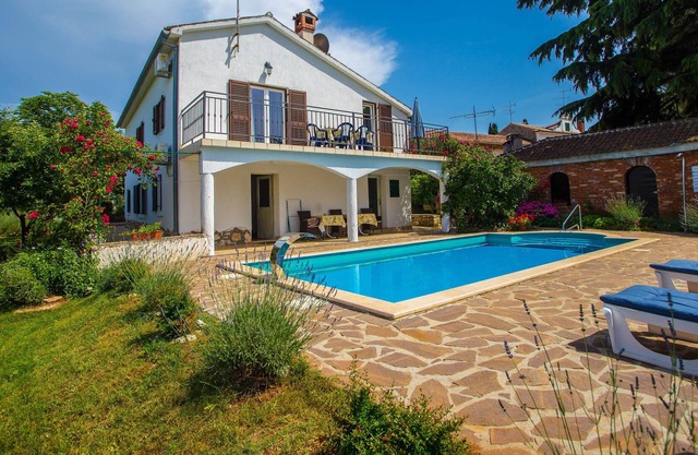 Comfortable holiday house with sea view and beautiful large yard