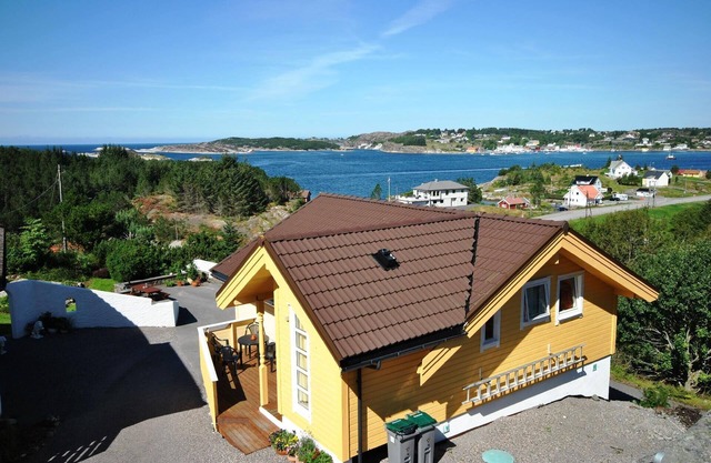 Comfortable holiday house with a balcony, a garden and a sea view