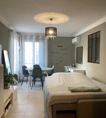 Comfortable homestay, Nice west cosy flat with balcony, near airport, train, beach, public transport, supermarket