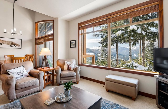 Comfortable Luxury Townhouse W/Panoramic Views, Ski-In/Ski-Out Access, Hot Tub