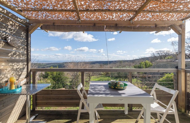 Comfortable nature gîte with swimming pool, ideal for 2 people, pet-friendly